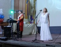 Ведущие на новогодний праздник и дед мороз.