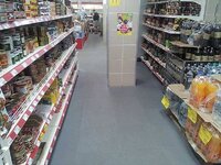 Полимерная плитка для пола транспортного коридора в магазине